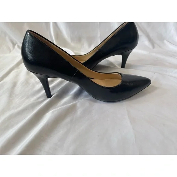 Kelly & Katie Misha Pump - Picture 1 of 6